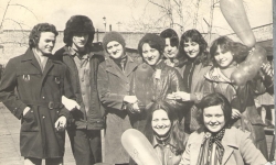 Выпуск ФФ 1979, с юношами физмата перед демонстрацией слева Фирер В. и Комлев В.