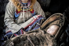 Женщина народности эвенки с ребенком.